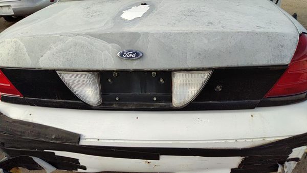 1999-2011 Ford Crown Vic Center Tail Light Deck Lid Mounted Middle Reverse Lamp — photo 3