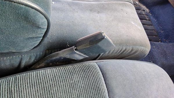88-92 Olds Cutlass Cierra Passenger Right Front Seat Belt Buckle Receiver Blue — photo 1