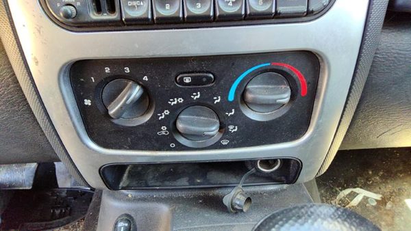 04-07 Jeep Liberty Temperature Control Module In Dash Heater Ac Head Unit Oem — photo 1