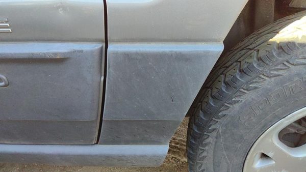2001-2003 Jeep Grand Cherokee Passenger Right Moulding From Fender Trim Strip — photo 1