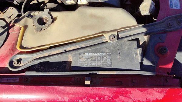 1993 Pontiac Grand Prix Engine Fuse Box 3.4L — photo 2
