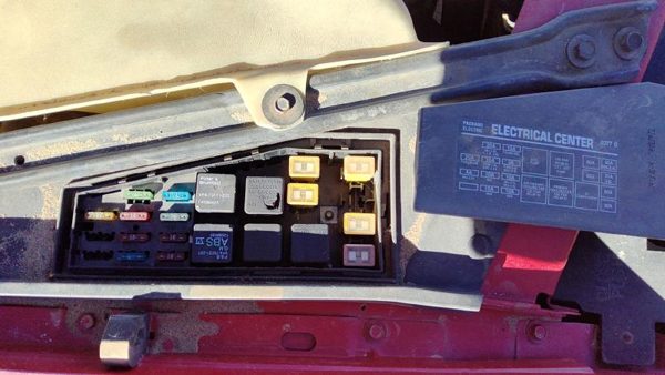 1993 Pontiac Grand Prix Engine Fuse Box 3.4L — photo 4