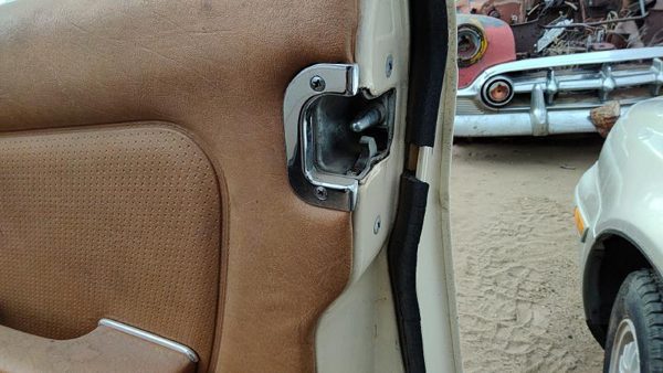 1979-1985 Mercedes 300Td Passenger Right Front Door Latch With Rods/Cables Oem — photo 2