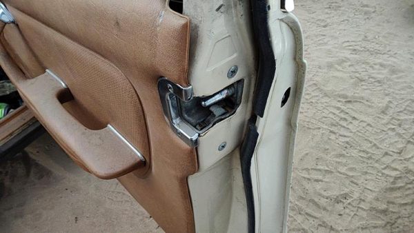 1979-1985 Mercedes 300Td Passenger Right Front Door Latch With Rods/Cables Oem — photo 3