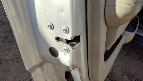 2005-2010 Jeep Grand Cherokee Driver Left Front Door Latch With Rods/Cables Oem — photo 2