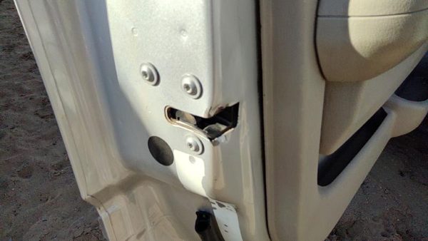2005-2010 Jeep Grand Cherokee Driver Left Front Door Latch With Rods/Cables Oem — photo 1