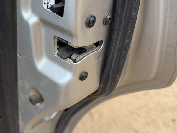 06-07 Ford Fivehundred Passenger Right Rear Door Latch With Rods/Cables Oem Back — photo 1
