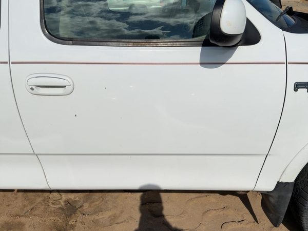 1999 Ford F-150 Front Door RH White Yz — photo 2