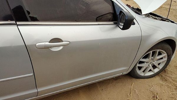 2012 Ford Fusion Front Door RH Silver Ux — photo 4