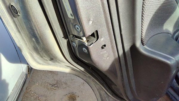 2013-2017 Nissan Versa Driver Left Rear Door Latch With Rods/Cables Oem Back — photo 3