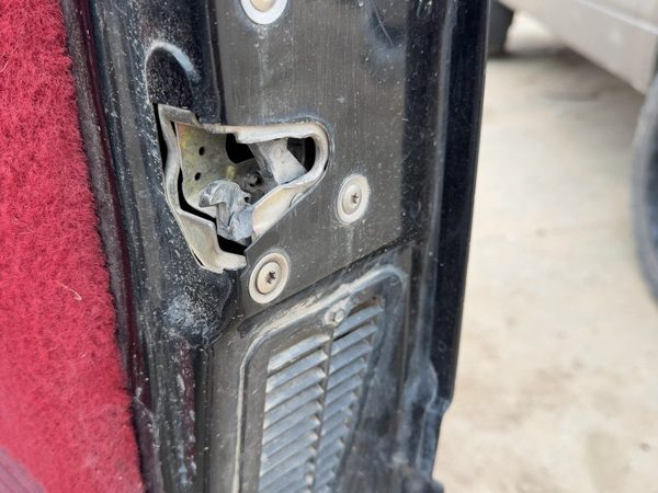 92-99 Chevy Silverado 1500 Passenger Right Front Door Latch With Rods/Cables Oem — photo 1
