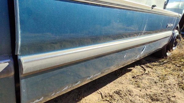 1989 Oldsmobile Cutlass Supreme Front Door Moulding RH — photo 4