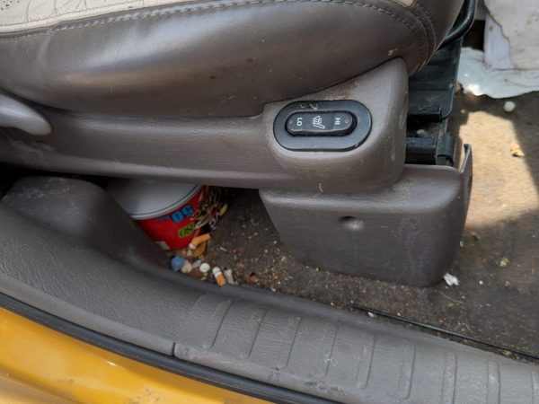 02 Pt Cruiser Passenger Right Side Power Seat Switch Trim Panel Taupe/Beige Fl — photo 3