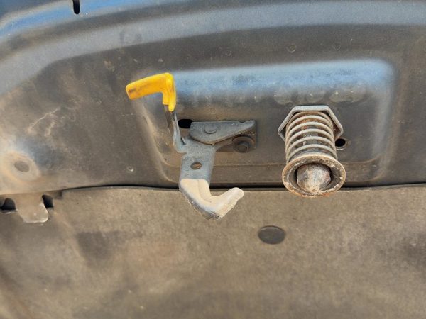 2002-2007 Saturn Vue Hood Release Lever Catch Cable Assembly OEM 15291964 — photo 4