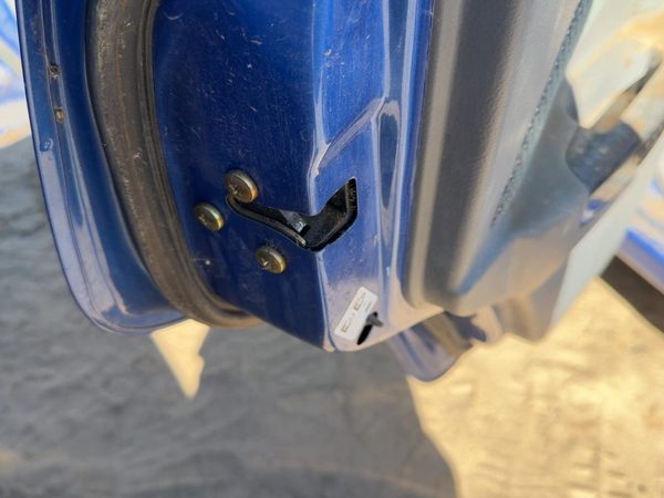 04-08 Chevy Aveo Driver Left Rear Door Latch With Rods/Cables Oem Back Hatchback — photo 1