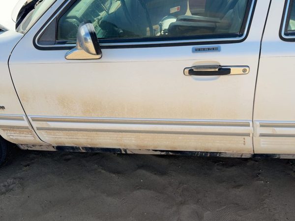 1994 Lincoln Town Car Front Door LH White Wt — photo 2
