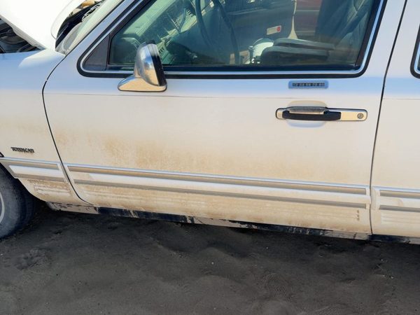 1994 Lincoln Town Car Front Door LH White Wt — photo 3