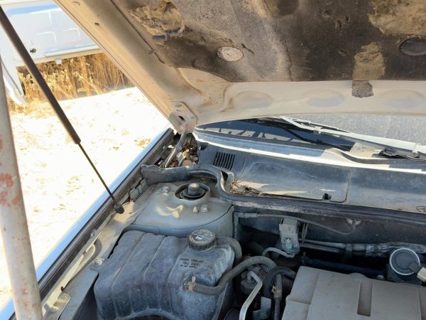2005 Cadillac Deville Hood Hinge RH Platinum 67U — photo 2