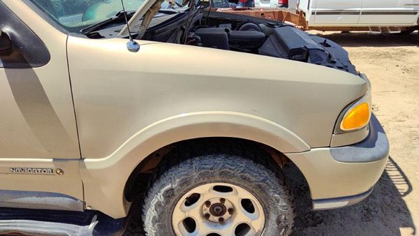 1998 Lincoln Navigator Fender RH Gold Bi — photo 2