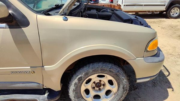 1998 Lincoln Navigator Fender RH Gold Bi — photo 3