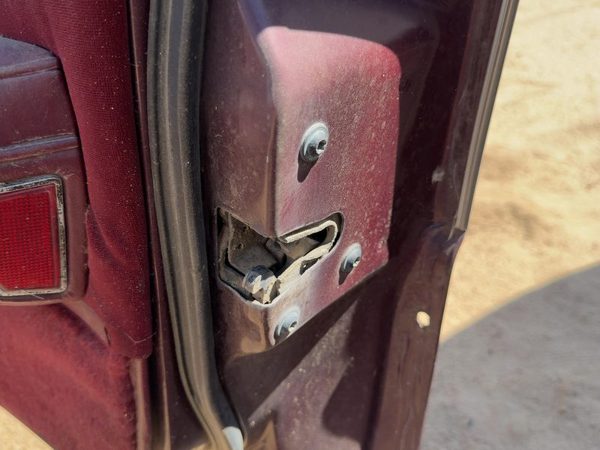 85-90 Buick Park Ave Passenger Right Front Door Latch With Rods/Cables Oem — photo 1