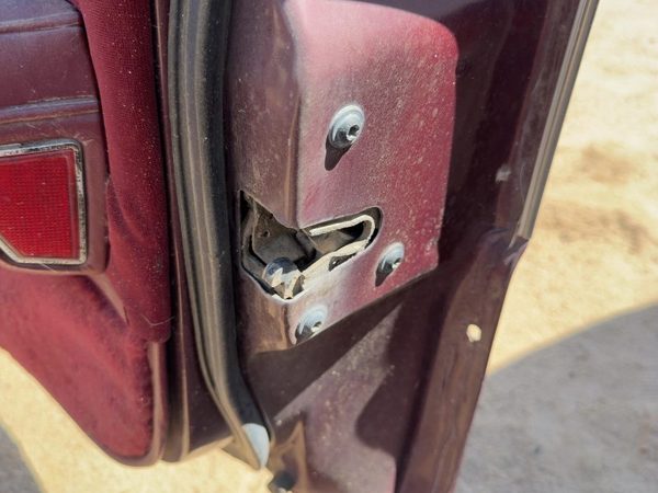 85-90 Buick Park Ave Passenger Right Front Door Latch With Rods/Cables Oem — photo 2