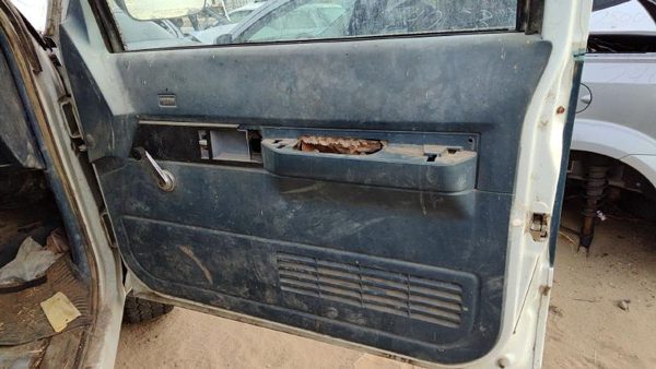 91 Chevy Silverado 1500 Passenger Right Front Door Trim Panel Manual Window Blue — photo 1