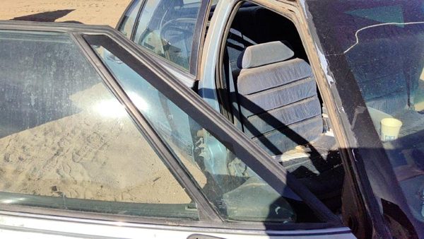 92-99 Lesabre Passenger Right Front Vent Window Small Door Glass With Frame — photo 2