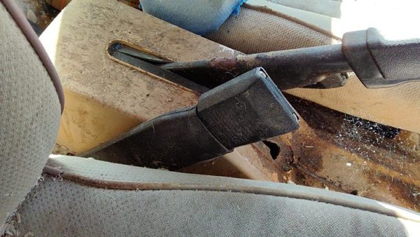 1985 Pontiac Sunbird Passenger Right Front Seat Belt Buckle Receiver Oem — photo 1