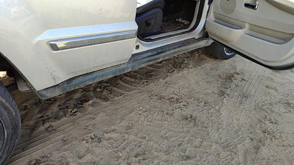 07-10 Grand Cherokee Passenger Right Lower Rocker Panel Moulding Side Skirt Oem — photo 1