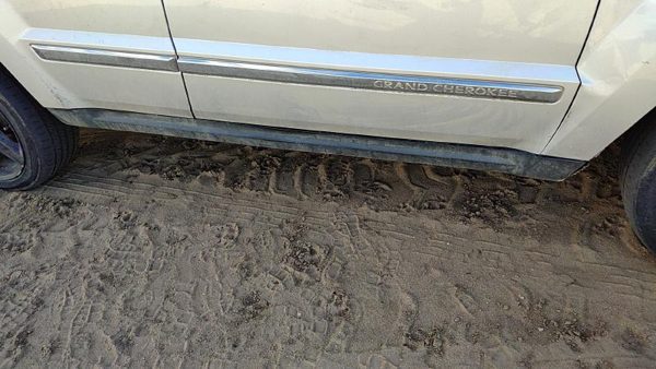 07-10 Grand Cherokee Passenger Right Lower Rocker Panel Moulding Side Skirt Oem — photo 4