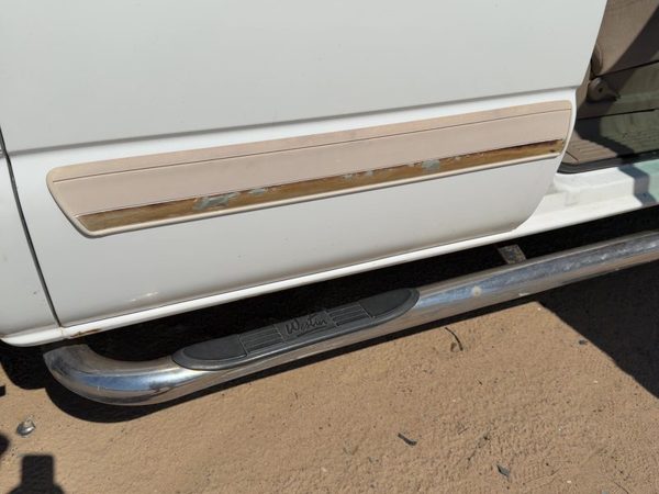 03-07 Silverado 2500 Passenger Right Rear Moulding From Door Back Trim Strip Whi — photo 1