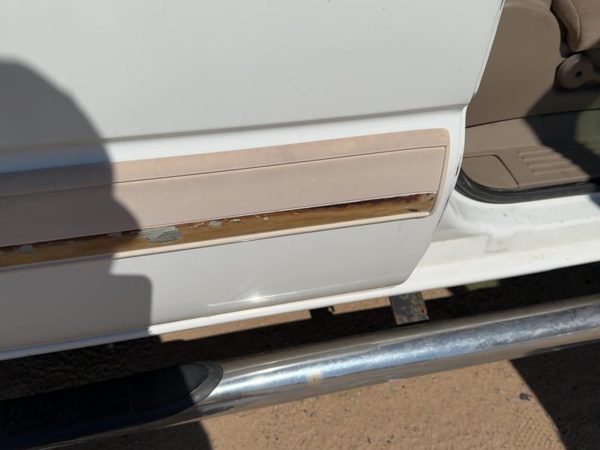 03-07 Silverado 2500 Passenger Right Rear Moulding From Door Back Trim Strip Whi — photo 2