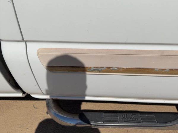 03-07 Silverado 2500 Passenger Right Rear Moulding From Door Back Trim Strip Whi — photo 4