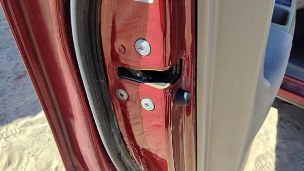 2002-2006 Toyota Camry Driver Left Front Door Latch With Rods/Cables Oem — photo 1