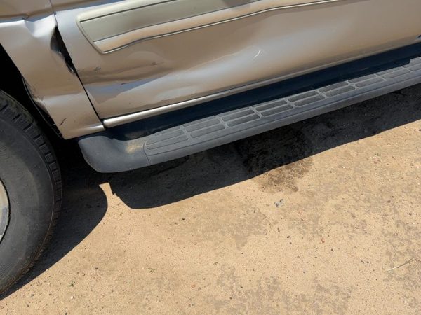 2001-2006 Chevy Suburban 1500 Driver Left Running Board Side Step Oem 4X4 — photo 2