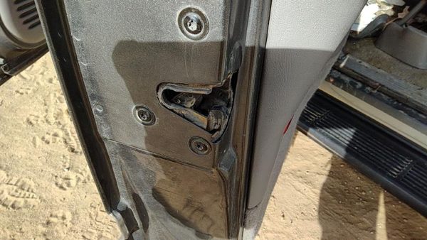 1992-1999 Chevy Suburban Driver Left Rear Door Latch With Rods/Cables Oem Back — photo 2