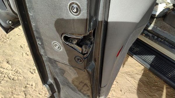 1992-1999 Chevy Suburban Driver Left Rear Door Latch With Rods/Cables Oem Back — photo 1