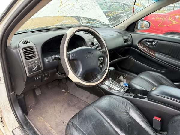 2000 INFINITI I30 — vehicle photo 3