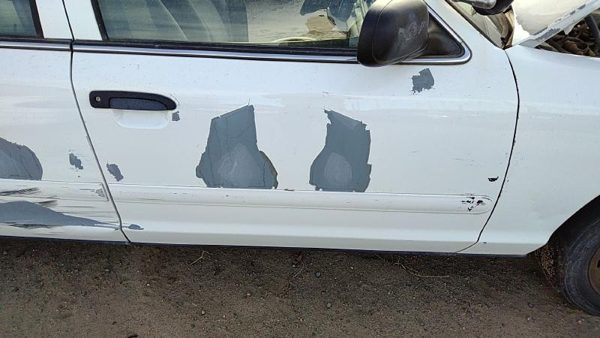 2005 Ford Crown Victoria Front Door RH White — photo 2