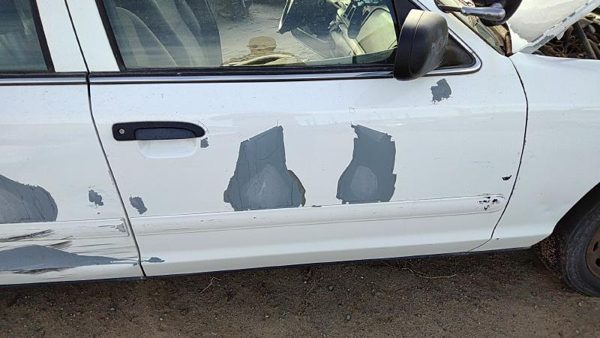 2005 Ford Crown Victoria Front Door RH White — photo 3