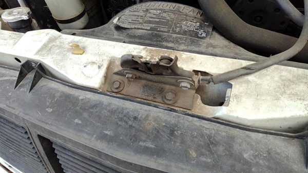 1985-1994 Gmc Safari Hood Latch Assembly With Bracket Oem 15690638 — photo 1