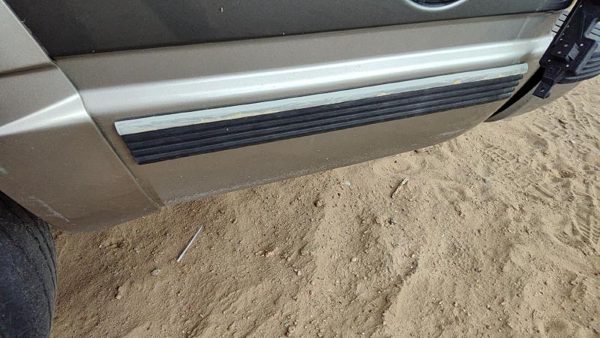 96-99 Chevy Suburban Driver Left Rear Moulding On Quarter Panel Oem — photo 3