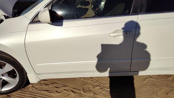 2007 Nissan Altima Front Door LH White QX3 — photo 2