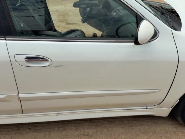 2000 INFINITI I30 Front Door RH White — photo 1