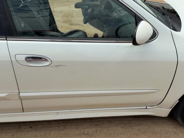 2000 INFINITI I30 Front Door RH White — photo 2