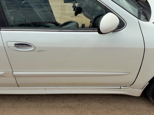 2000 INFINITI I30 Front Door RH White — photo 3