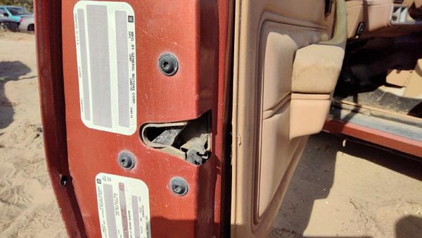 1985 Pontiac Sunbird Driver Left Door Latch With Rods/Cables Oem — photo 1