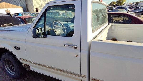 1995 Ford F150 Front Door LH White — photo 1
