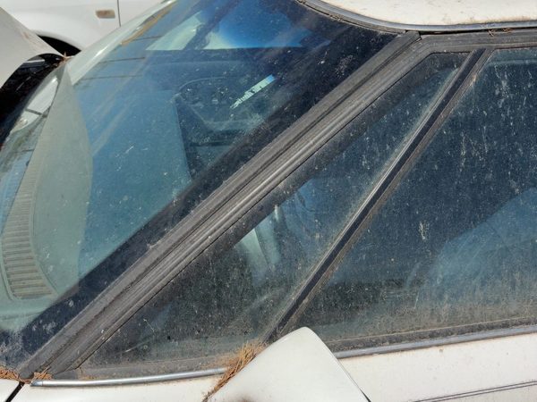 92-99 Eighty Eight Driver Left Front Vent Window Small Door Glass With Frame Oem — photo 1